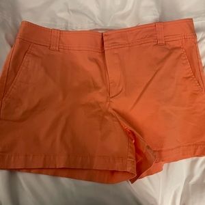 Good used condition New York & Co short. The color is Peach 🍑